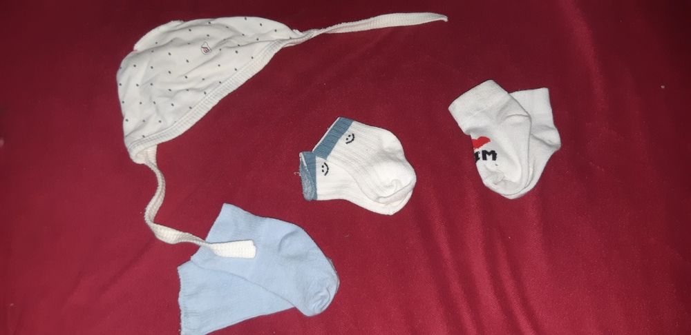 носки и шапка для новорождёных