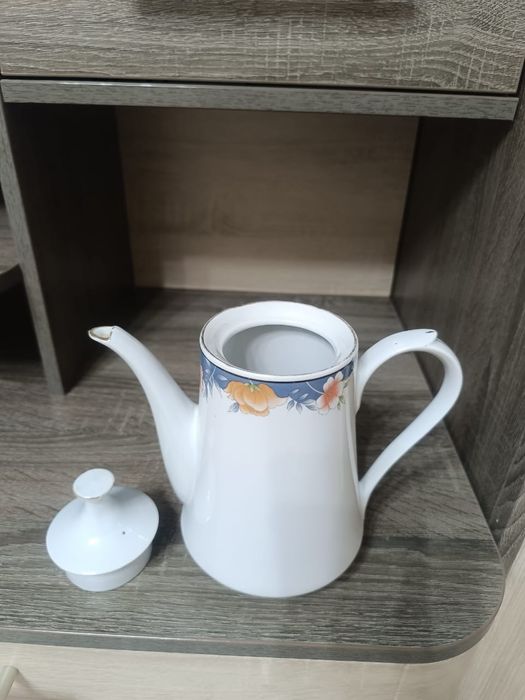 Чайник,  чашки, молочник, сахарница