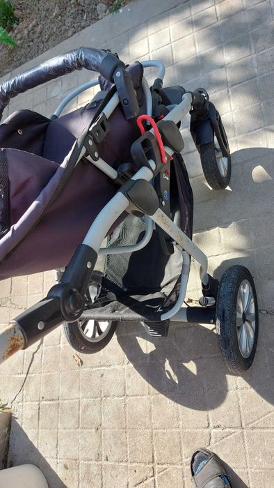 Лека и удобна бебешка количка – здрава, с кош за багаж