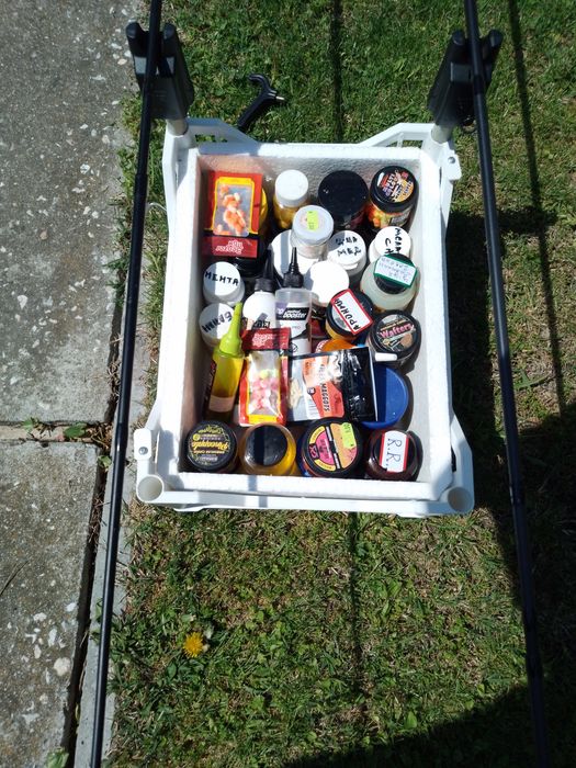 Стойка за фидери със кутий от стериопор за съхранение на захранки и монтажи.