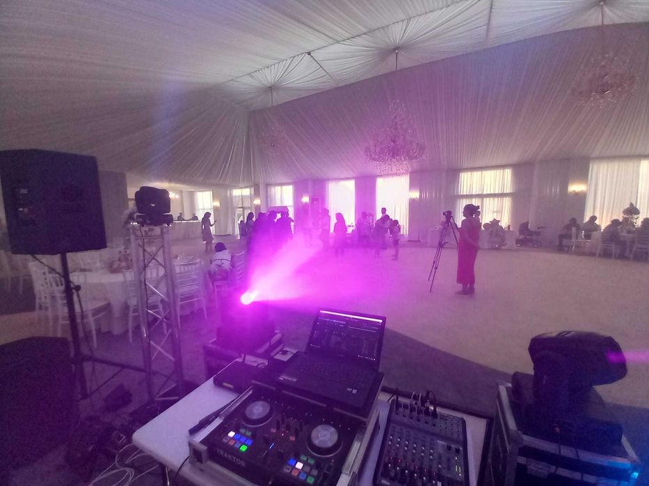 De vânzare 2 movinghead-uri Stairville MH-X200 Pro cu case individual