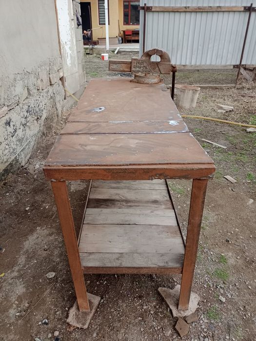 Теса советская с металлическим столом