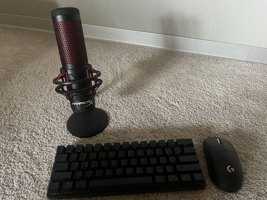 Tastatura Steelseries , Microfon Hyperx Quadcast , mouse logitech