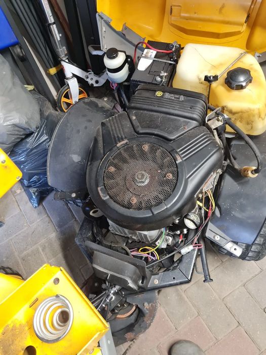 Tractoraș pentru tuns iarba