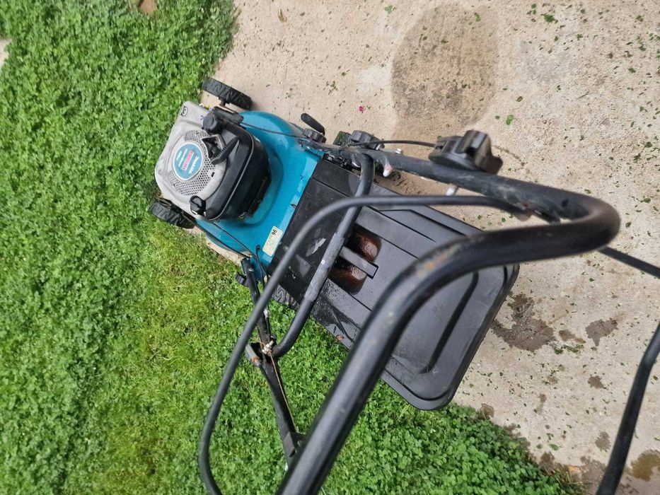Masina de tuns iarba gazon MAKITA pe benzina BRIGGS cu tractiune cos