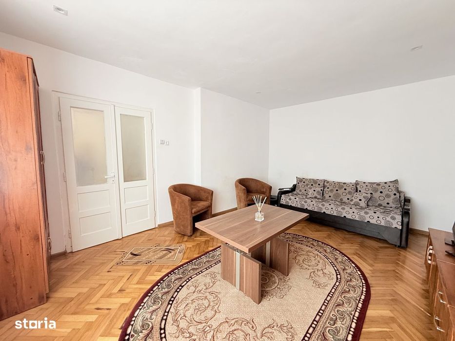 Inchiriez casa cu 2 camere  cu teren in zona centrala