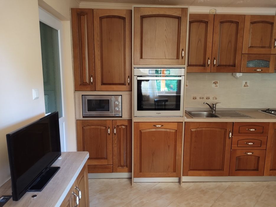 Mobilă de bucătărie din lemn masiv