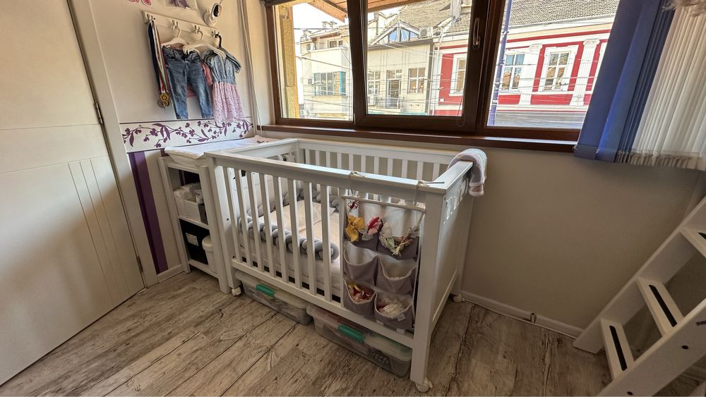 Бебешко легло с матрак и шкаф