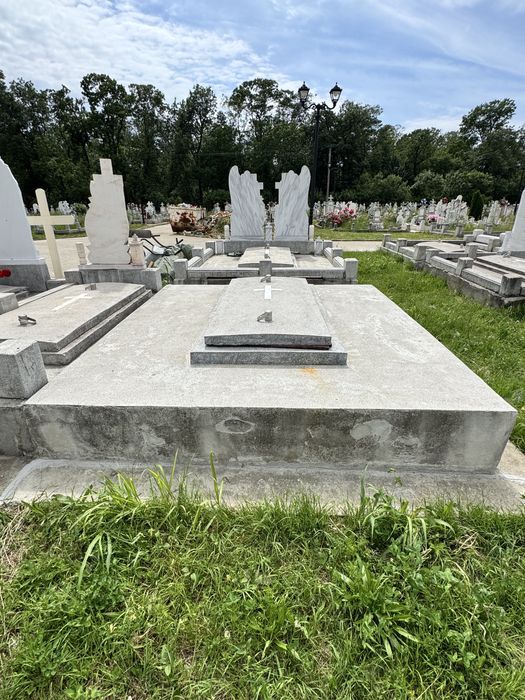 Vand Cavou complet - Cimitirul Ortodox ,, Padure '' .