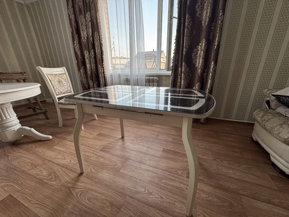 Продам обеденный стол со стульями