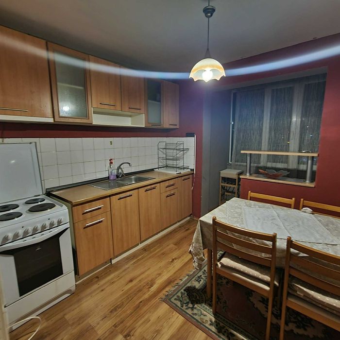 Отдава се под наем просторен тристаен апартамент – Центъ