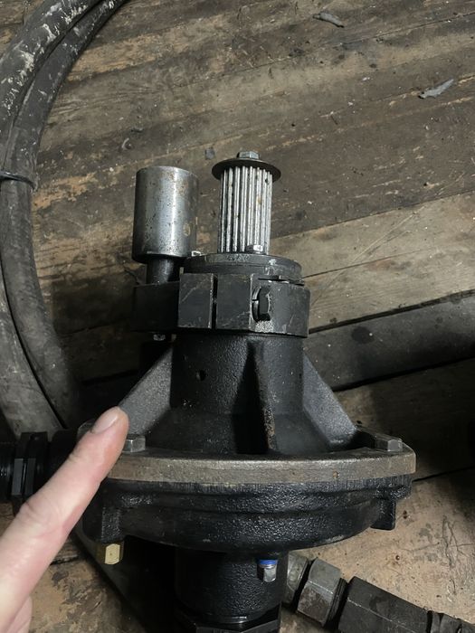 Насос на опрыскователь  HYPRO