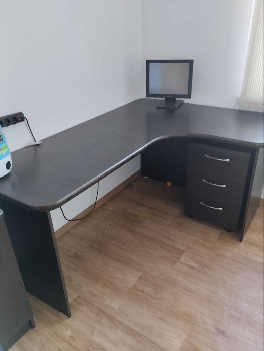 Офисный стол угловой
