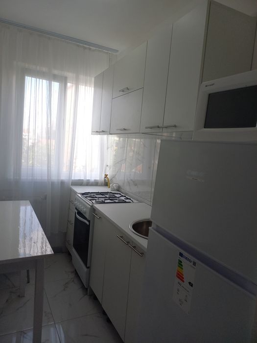 Inchiriez apartament cu 3 camere
