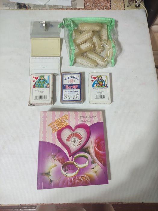 Продаю игральные карты,фотоальбом,бэйджики