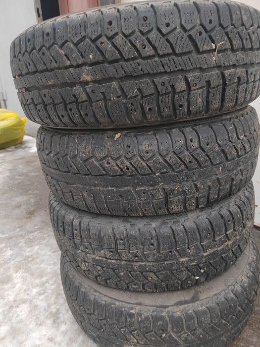 Продам комплект зимних шин