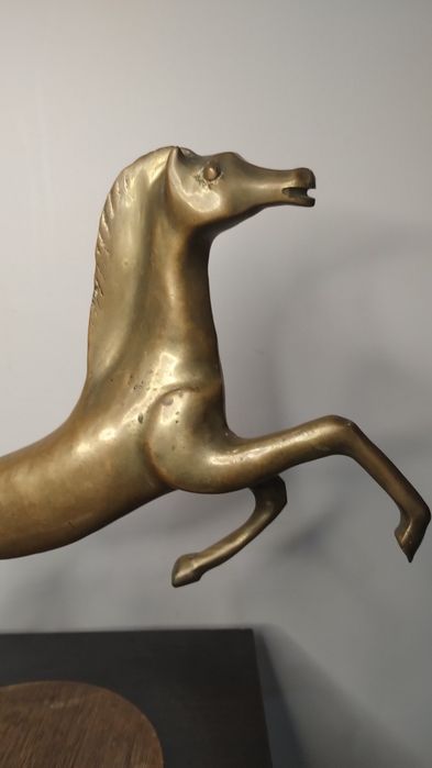 Много красива, нестандартна, стилизирана статуетка на кон. Месинг.