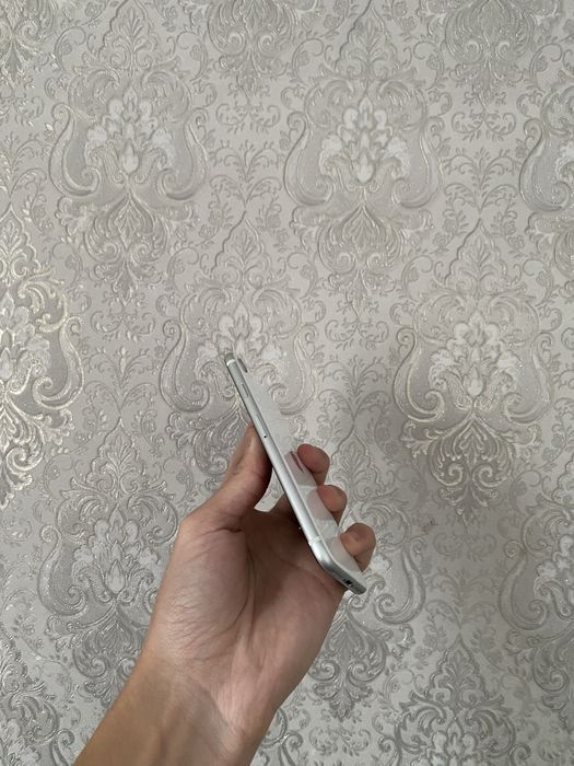 Продам срочно iPhone SE 64GB