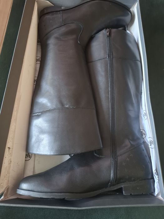 Cizme de piele negre înalte.