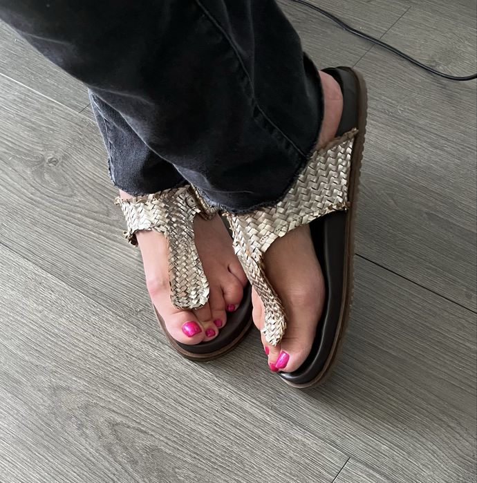 Продава маркови дамски чехли