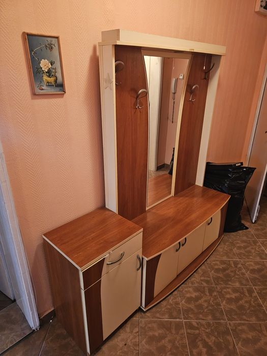 Подарявам обзавеждане, диван, маса, столове и друго