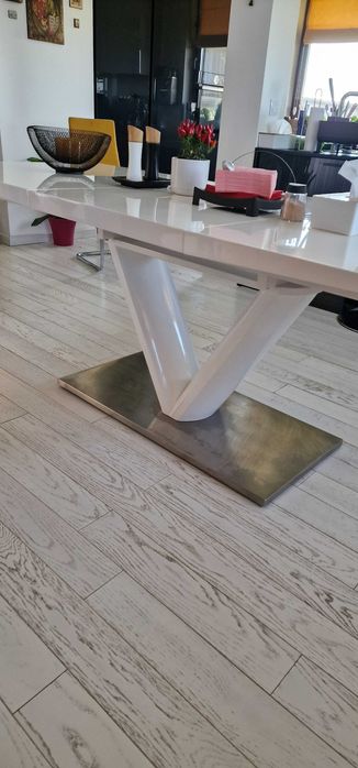 Луксозна Tрапезна Разтегателна Маса и 6 дизайнерски стола