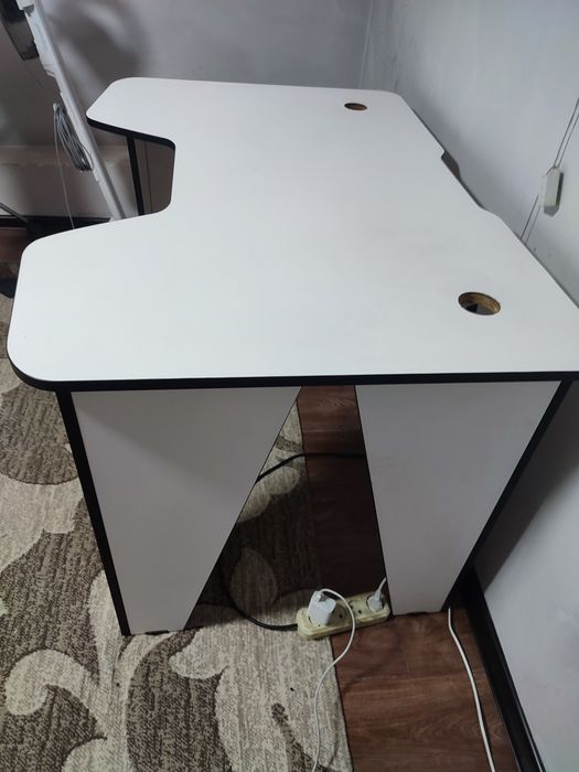 Компьютерный стол для геймера.