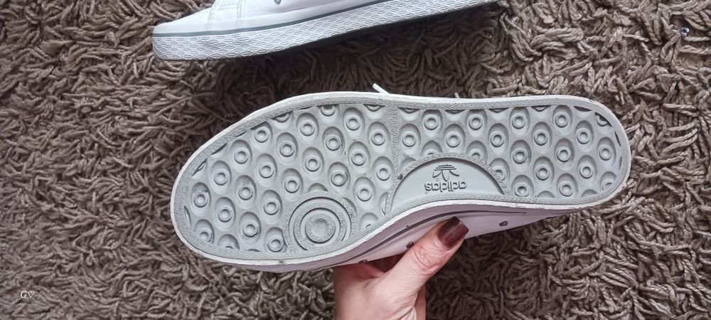 Чисто нови кецове Адидас 40 номер