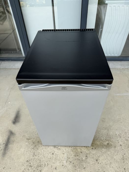 Сив Малък хладилник с камера Whirlpool 45 см