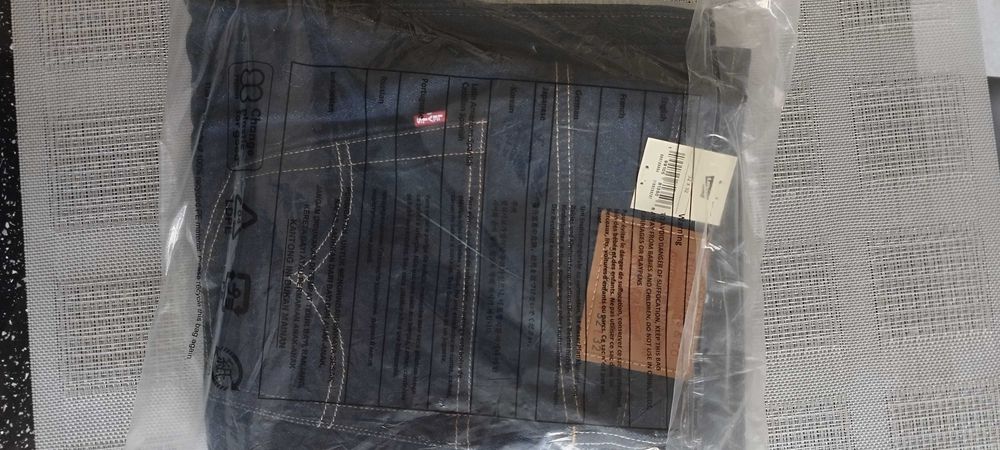 Дънки мъжки Levi's 501     32 x  32 чисто нови, непробвани. Черни и тъмносини