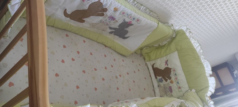 Кроватка с матрасом и бортиками