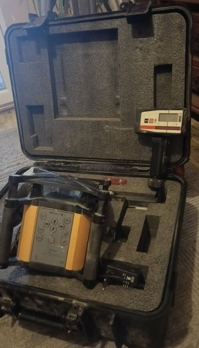 Vând Laser cu trepied preț 1000 lei .Boxa milioake 500 lei