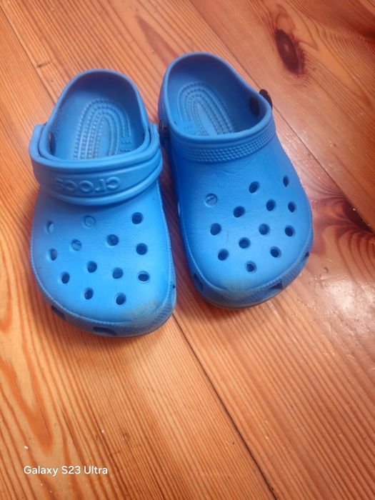 Crocs c8 C9 purtați la gradinita