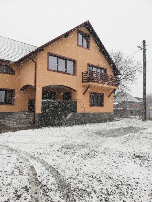 Vând casa noua cu etaj