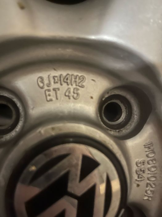 Джанти Volkswagen с нови зимни гуми 14 цола