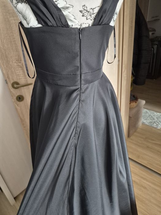 Rochie bal,are buzunare si o despicatura pe picior,este superba!