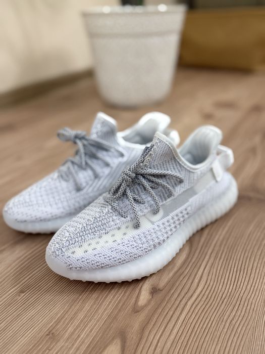 Yeezy 350 noi cu etichete