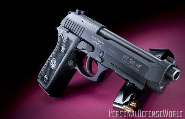 Pistol Airsoft FULL METAL KIT. AUTO BERETTA APX 5,6 Jouli+5 capsuleCO2