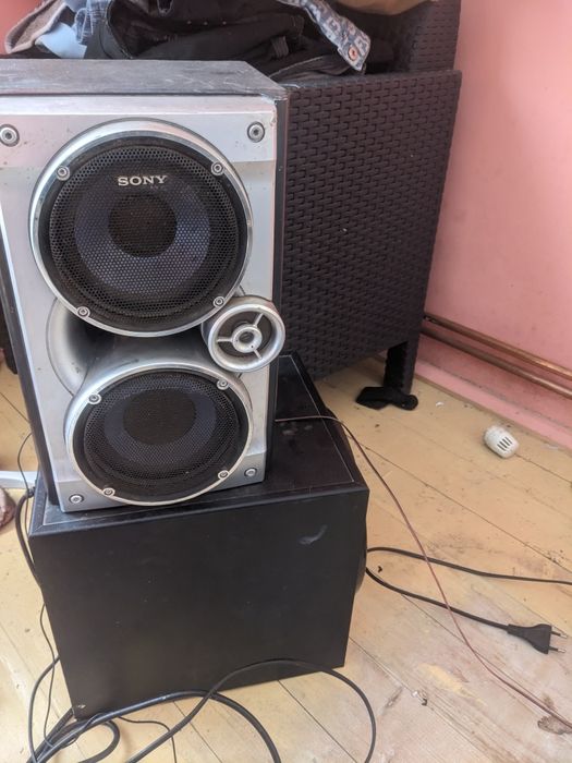 Vând sistem cu doua boxe și statie