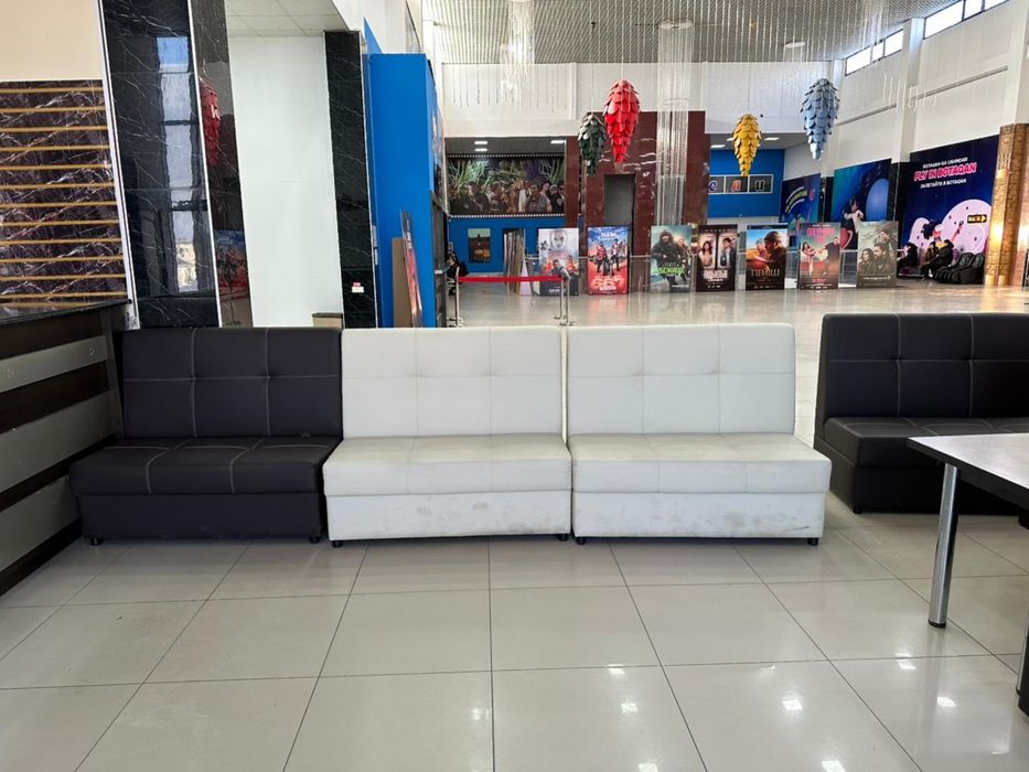 Диван для кафе, в отличном состоянии