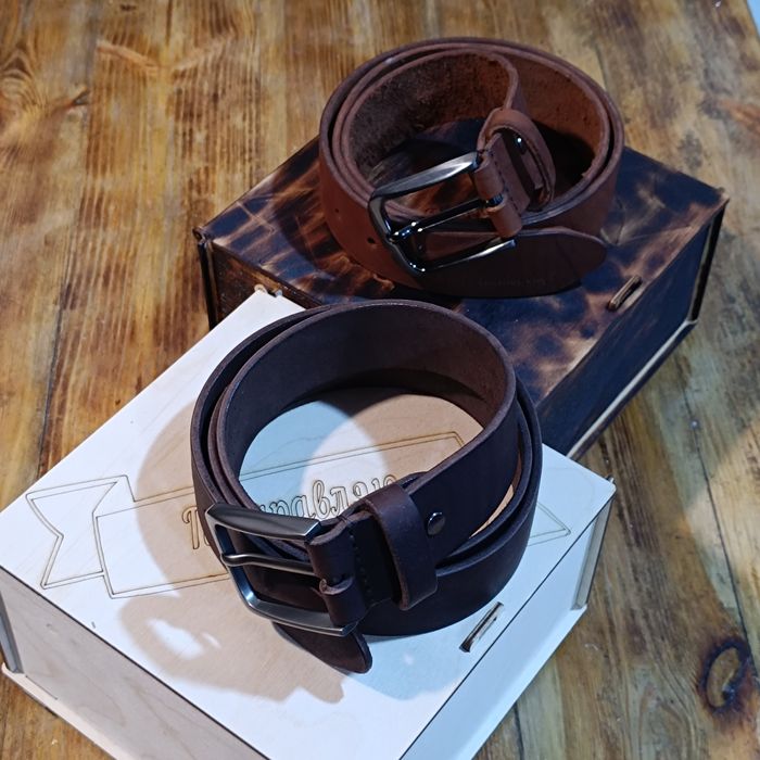 Кожаный  ремень в подарочной коробке