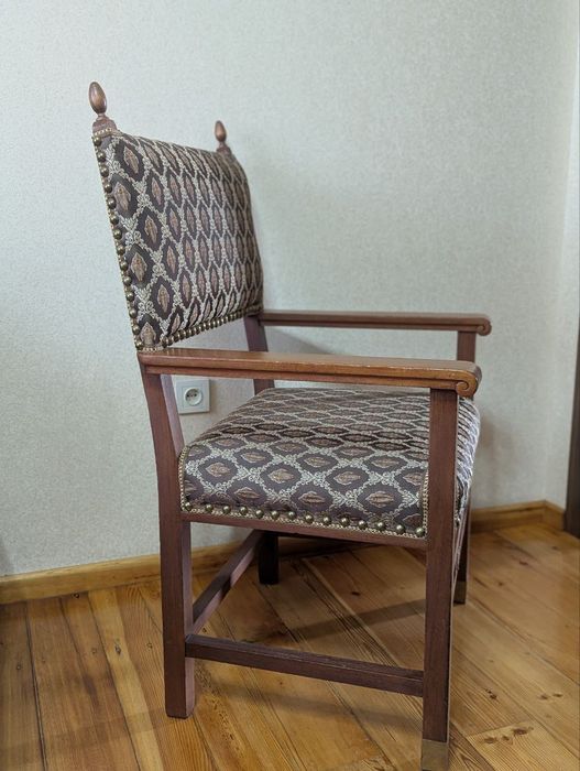 Продам старинное кресло