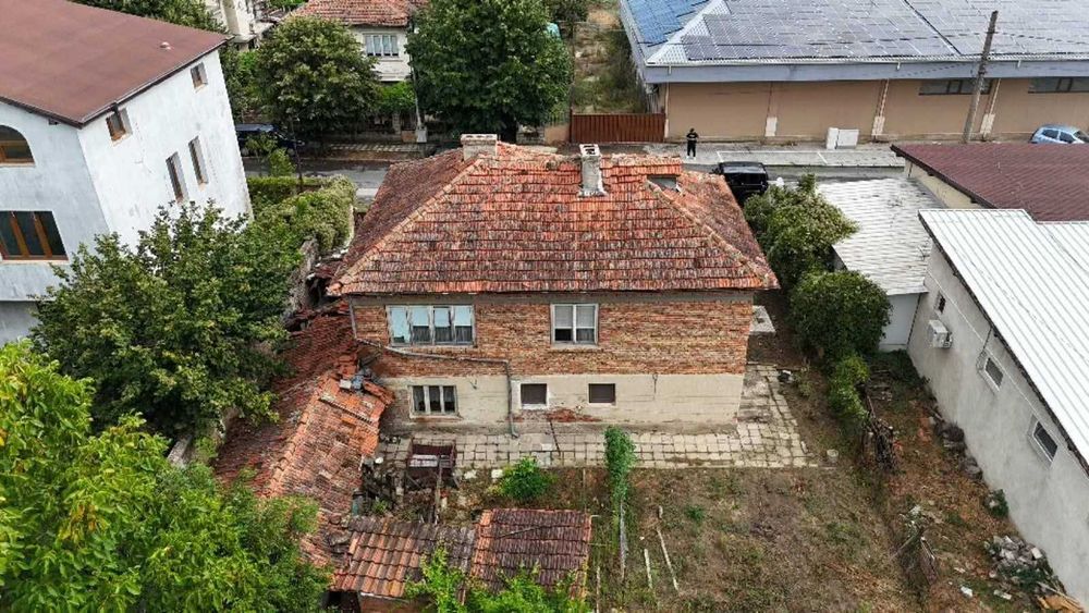 Продавам двуетажна къща