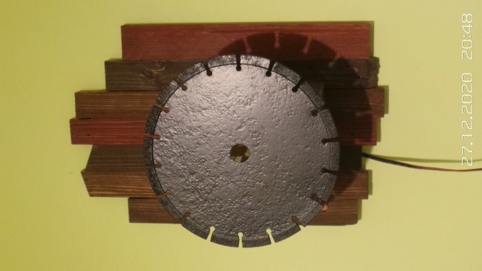 Стенна лампа от дърво и метал