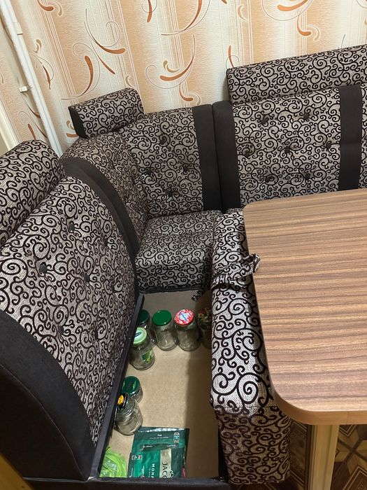 Кухонный уголок и стол к нему в комплекте
