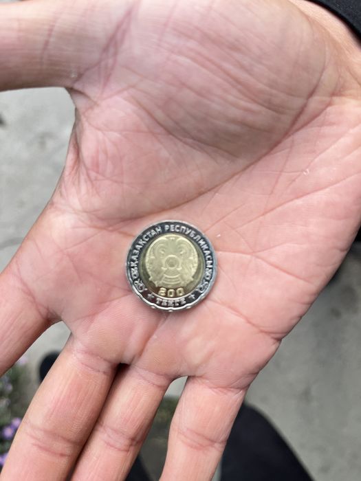 Монета 200 тнг 80 лет