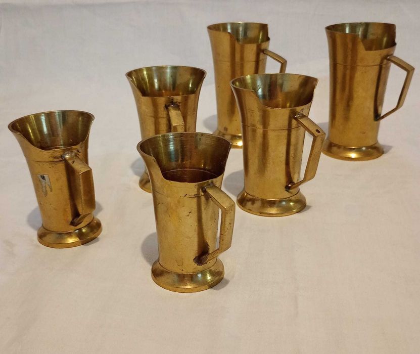 Cani vintage din alama pentru masurat ingrediente in bucatarie