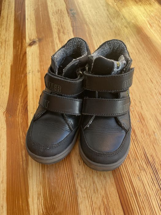 Продаю обувь на мальчика р26.