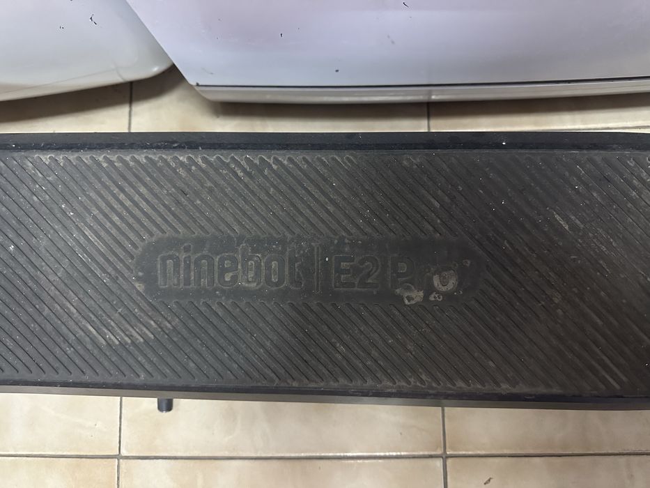 Електрическа тротинетка Segway-Ninebot Е2 Pro, 350W, до 40 км, Черна