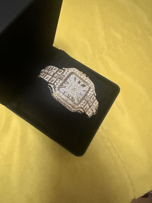 Часовник- Cartier-чудесна изработка има и кутия